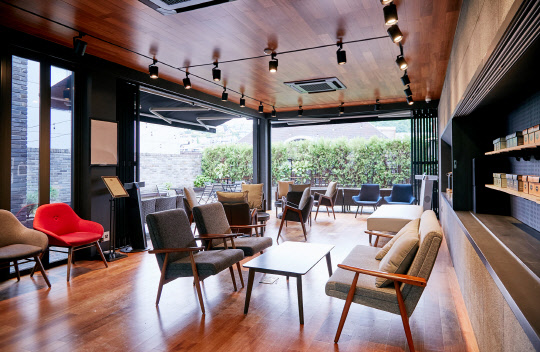 서울 한남동에 들어선 뉴욕 컨템포러리 브랜드 '띠어리' 플래그십 매장 내부 <삼성물산 패션부문 제공>